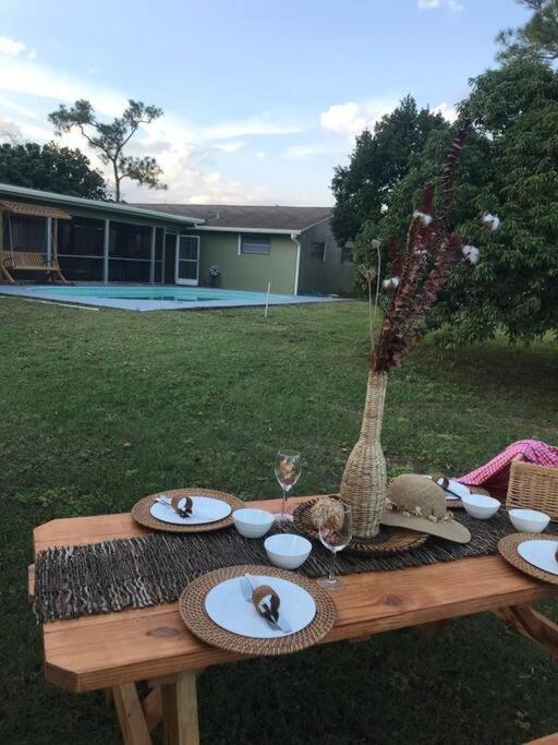 Ananda Farmhouse And Retreat. Lake Worth Beach Exterior photo